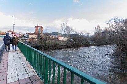 Crecida del río en La Robla.