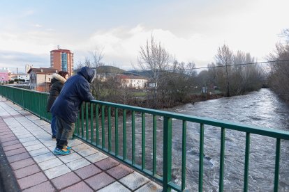 Crecida del río en La Robla.