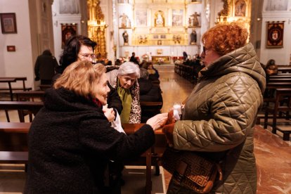 Celebración de las Candelas en la iglesia de Santa Marina en León.
