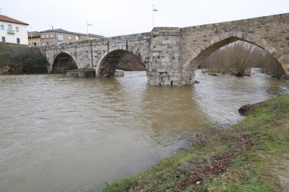 Crecida del río en Hospital de Órbigo.