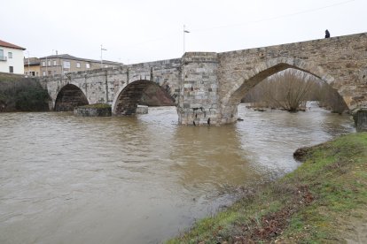 Crecida del río en Hospital de Órbigo.