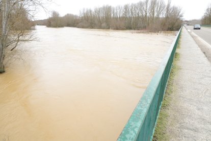Crecida del río en Villalobar.