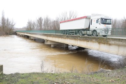 Crecida del río en Villalobar.