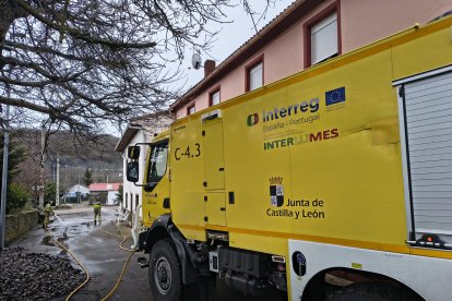 Limpieza de agentes medioambientales en Garaño tras la lluvia.