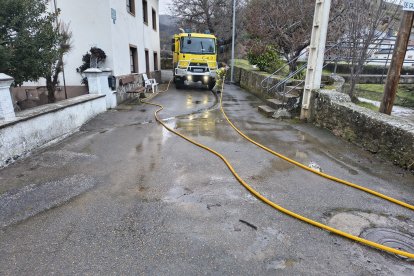 Limpieza de agentes medioambientales en Garaño tras la lluvia.