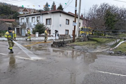 Limpieza de agentes medioambientales en Garaño tras la lluvia.