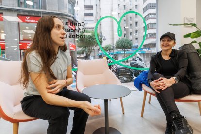 Isabel Fernández, fisioterapeuta, y Mireya Arenas, en la Asociación Contra el Cáncer