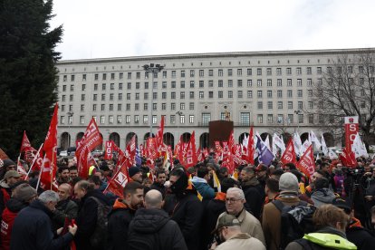Comités de empresa del Grupo Renfe y Adif se concentran frente al Ministerio de Trnasportes para exigir responsabilidades que garanticen la seguridad.