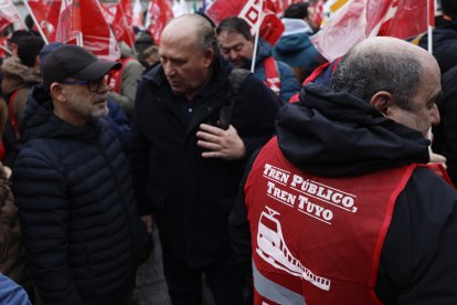 Comités de empresa del Grupo Renfe y Adif se concentran frente al Ministerio de Trnasportes para exigir responsabilidades que garanticen la seguridad.