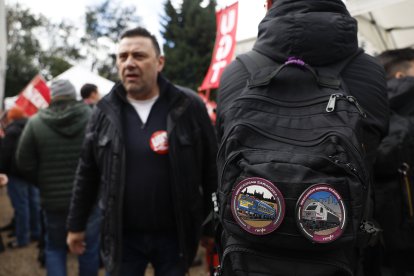 Comités de empresa del Grupo Renfe y Adif se concentran frente al Ministerio de Trnasportes para exigir responsabilidades que garanticen la seguridad.