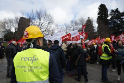 Comités de empresa del Grupo Renfe y Adif se concentran frente al Ministerio de Trnasportes para exigir responsabilidades que garanticen la seguridad.