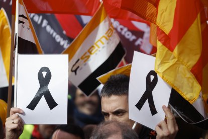 Comités de empresa del Grupo Renfe y Adif se concentran frente al Ministerio de Trnasportes para exigir responsabilidades que garanticen la seguridad.