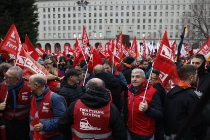 Comités de empresa del Grupo Renfe y Adif se concentran frente al Ministerio de Trnasportes para exigir responsabilidades que garanticen la seguridad.