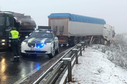 La Guardia Civil asiste a un camión en la A-231.