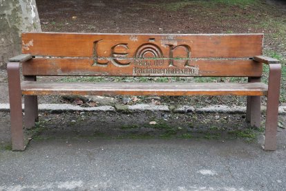 No se han encargado nuevos bancos con el lema León, Cuna del Parlamentarismo como los que hay en el parque de San Francisco.