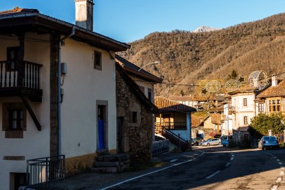 Oseja de Sajambre conserva la arquitectura tradicional del valle, con casas de piedra y tejados de teja, en uno de los entornos más intactos de los Picos de Europa.