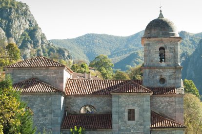 La iglesia de la Asunción de Nuestra Señora es uno de los edificios más emblemáticos de Oseja de Sajambre, rodeada por el paisaje montañoso de los Picos de Europa.