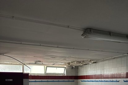 El techo del pabellón se desmorona.