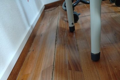 Suelo abombado por humedades en el parvulario local.