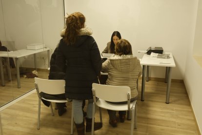 Los vecinos pudieron registrar sus papeletas de modo presencial.