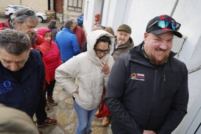 Los vecinos hicieron pacientes la cola