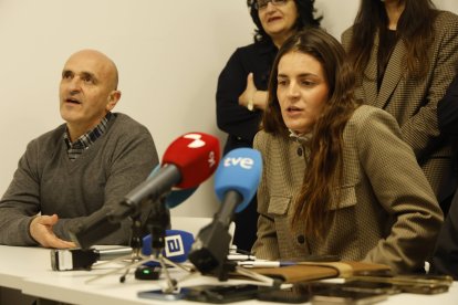 Ana, miembro de la comisión, junto a su padre.