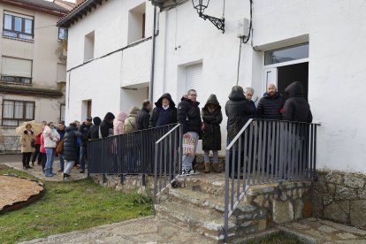 La cola para registrar las papeletas premiadas.