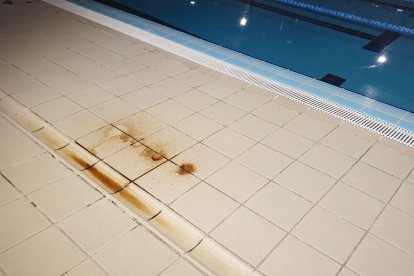 Rastro de las goteras rojas que se desprenden de la cubierta de la piscina Salvio Barrioluengo del Ejido.