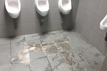 El abandono se aprecia también en los baños de las piscinas municipales.