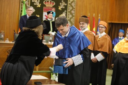Sergio Boixo y César de la Fuente reciben la máxima distinción de la ULE.
