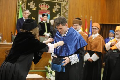 Sergio Boixo y César de la Fuente reciben la máxima distinción de la ULE.