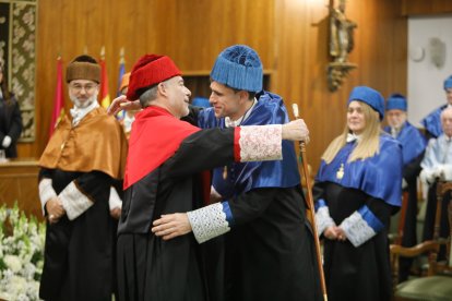 Sergio Boixo y César de la Fuente reciben la máxima distinción de la ULE.