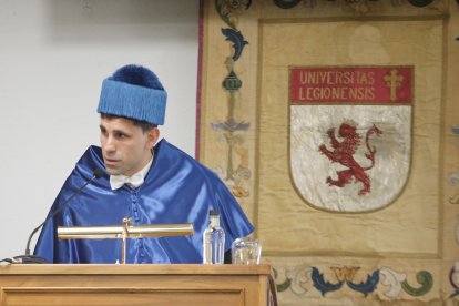 Sergio Boixo y César de la Fuente reciben la máxima distinción de la ULE.