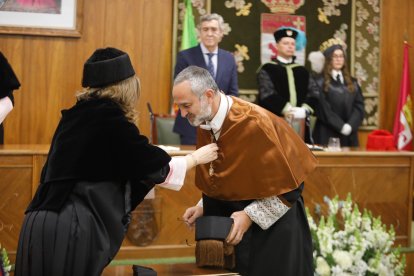 Sergio Boixo y César de la Fuente reciben la máxima distinción de la ULE.