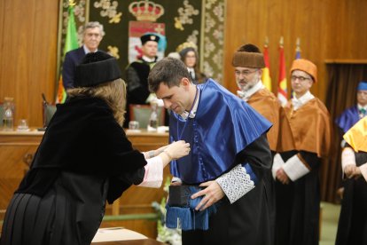 Sergio Boixo y César de la Fuente reciben la máxima distinción de la ULE.