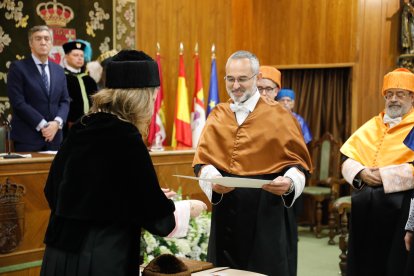 Sergio Boixo y César de la Fuente reciben la máxima distinción de la ULE.