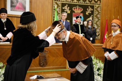 Sergio Boixo y César de la Fuente reciben la máxima distinción de la ULE.