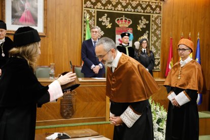 Sergio Boixo y César de la Fuente reciben la máxima distinción de la ULE.