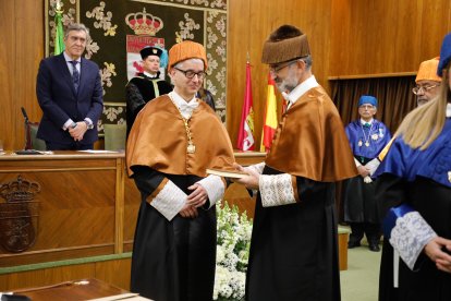 Sergio Boixo y César de la Fuente reciben la máxima distinción de la ULE.
