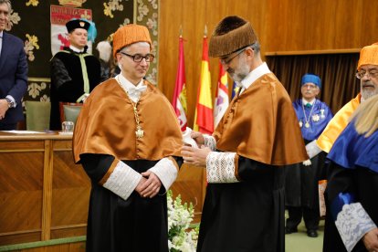 Sergio Boixo y César de la Fuente reciben la máxima distinción de la ULE.