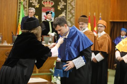Sergio Boixo y César de la Fuente reciben la máxima distinción de la ULE.