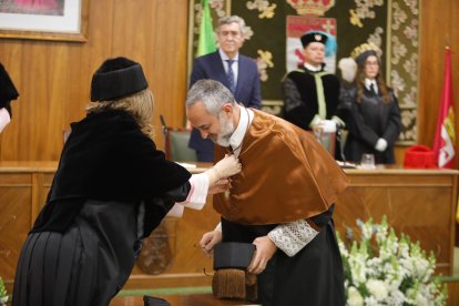 Sergio Boixo y César de la Fuente reciben la máxima distinción de la ULE.