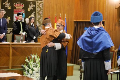 Sergio Boixo y César de la Fuente reciben la máxima distinción de la ULE.