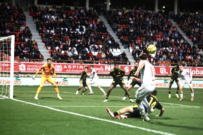 El Reino de León acoge un duelo sin emociones.