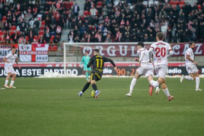 Cultural y Zaragoza sellan un empate a cero en un encuentro muy espeso