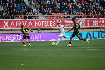 Cultural y Zaragoza sellan un empate a cero en un encuentro muy espeso