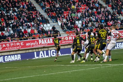 Cultural y Zaragoza sellan un empate a cero en un encuentro muy espeso