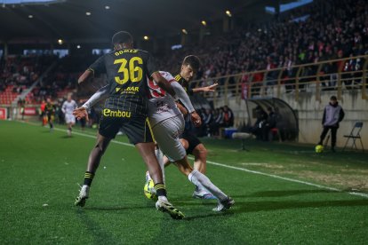 Cultural y Zaragoza sellan un empate a cero en un encuentro muy espeso