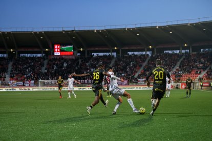 Cultural y Zaragoza sellan un empate a cero en un encuentro muy espeso