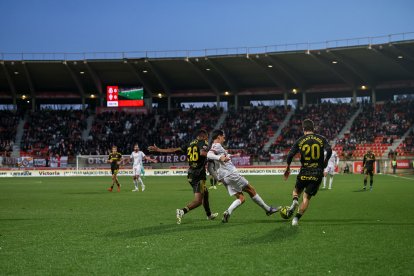Cultural y Zaragoza sellan un empate a cero en un encuentro muy espeso